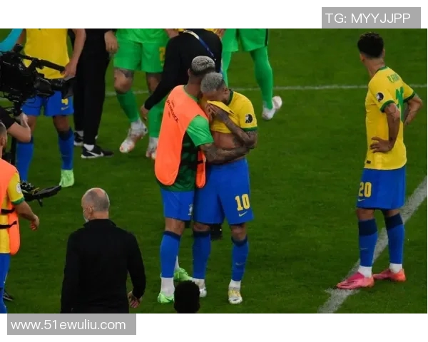 回顾99年香港足球明星队的辉煌历程与成就展现足球精神与团结力量